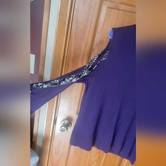 Venus Cold Shoulder Top - Picture 6 of 7